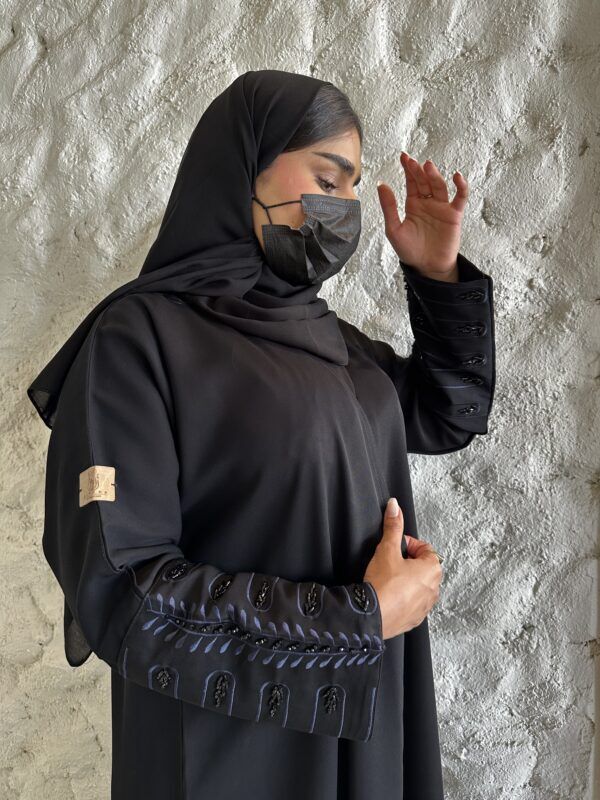 ⁦عبايه بشك سندس مزينه على اكمام بلون الكحلي⁩ - الصورة ⁦2⁩