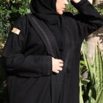 ⁦عباية منى ميد بتطريز خيوط سهم مخفى بلون اسود⁩ - الصورة ⁦3⁩