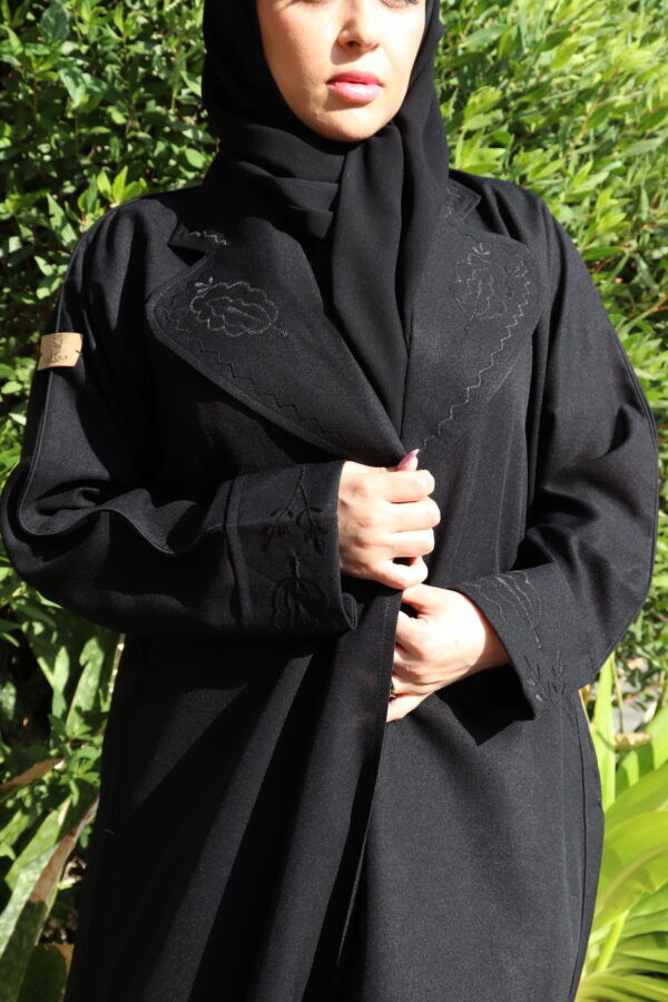 ⁦عبايه لياقه مزينة بتطريز مميز⁩ - الصورة ⁦2⁩