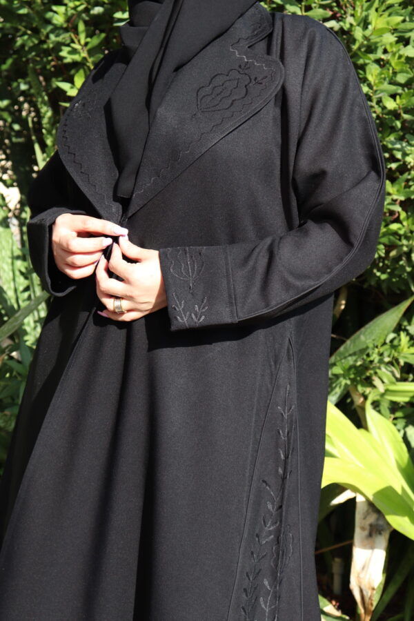 ⁦عبايه لياقه مزينة بتطريز مميز⁩ - الصورة ⁦3⁩