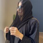 عباية ازدهار مزينة على الأكمام بلون الاسود