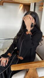 ⁦عبايه بجلد من امام اكمام بلون جملى⁩ - الصورة ⁦7⁩