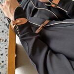 عبايه بجلد من امام اكمام بلون جملى