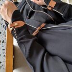 ⁦عبايه بجلد من امام اكمام بلون جملى⁩ - الصورة ⁦2⁩