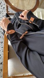 ⁦عبايه بجلد من امام اكمام بلون جملى⁩ - الصورة ⁦2⁩