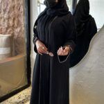 ⁦عبايه بجلد من امام اكمام بلون جملى⁩ - الصورة ⁦3⁩