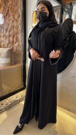 ⁦عبايه بجلد من امام اكمام بلون جملى⁩ - الصورة ⁦4⁩