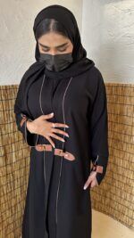 ⁦عبايه بجلد من امام اكمام بلون جملى⁩ - الصورة ⁦5⁩