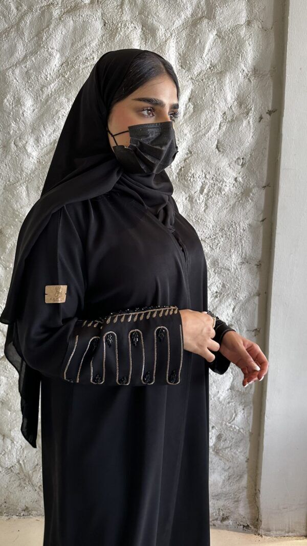 ⁦عبايه بشك سندس على اكمام مزينه بلون النحاسي⁩ - الصورة ⁦3⁩