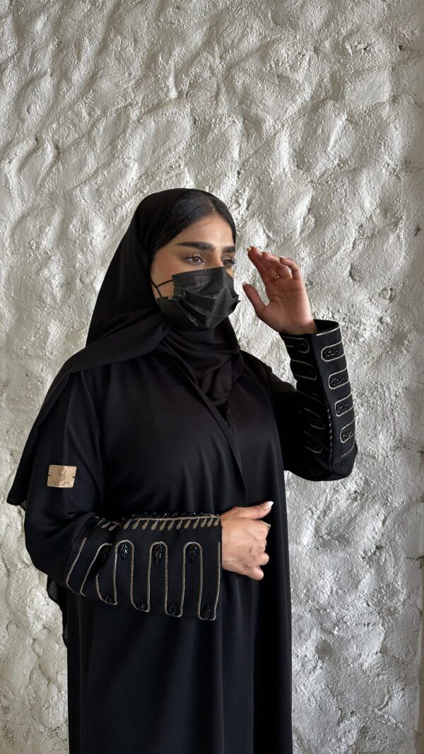 ⁦عبايه بشك سندس على اكمام مزينه بلون النحاسي⁩ - الصورة ⁦4⁩