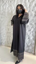 ⁦عبايه مطرزه من اكمام اسفل بلون النحاسي⁩ - الصورة ⁦7⁩