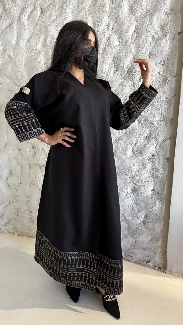 ⁦عبايه مطرزه من اكمام اسفل بلون النحاسي⁩ - الصورة ⁦6⁩