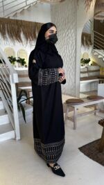 عبايه مطرزه من اكمام اسفل بلون النحاسي