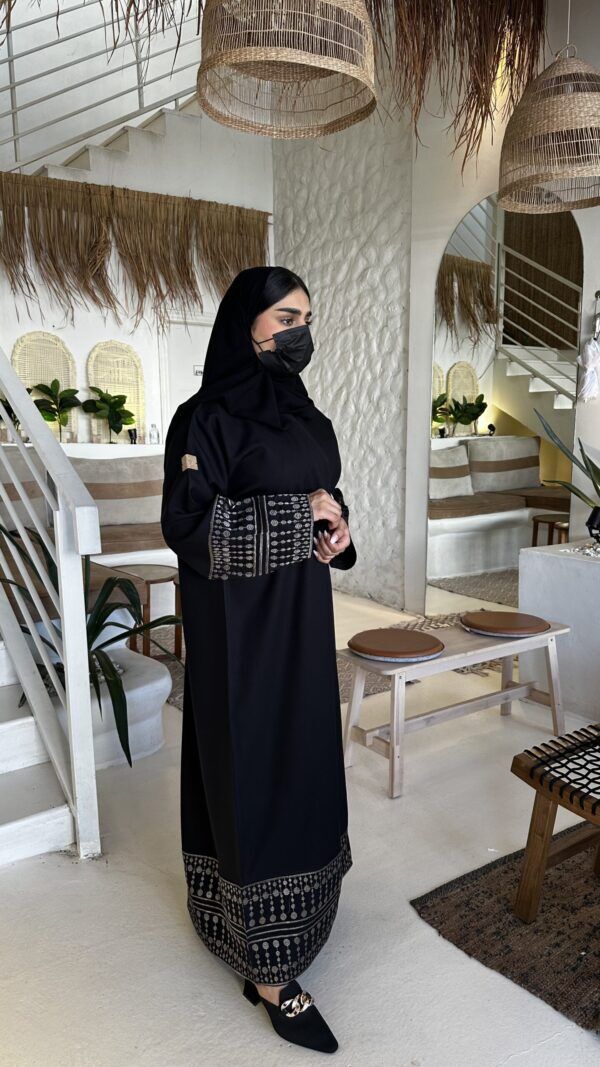 ⁦عبايه مطرزه من اكمام اسفل بلون النحاسي⁩ - الصورة ⁦5⁩