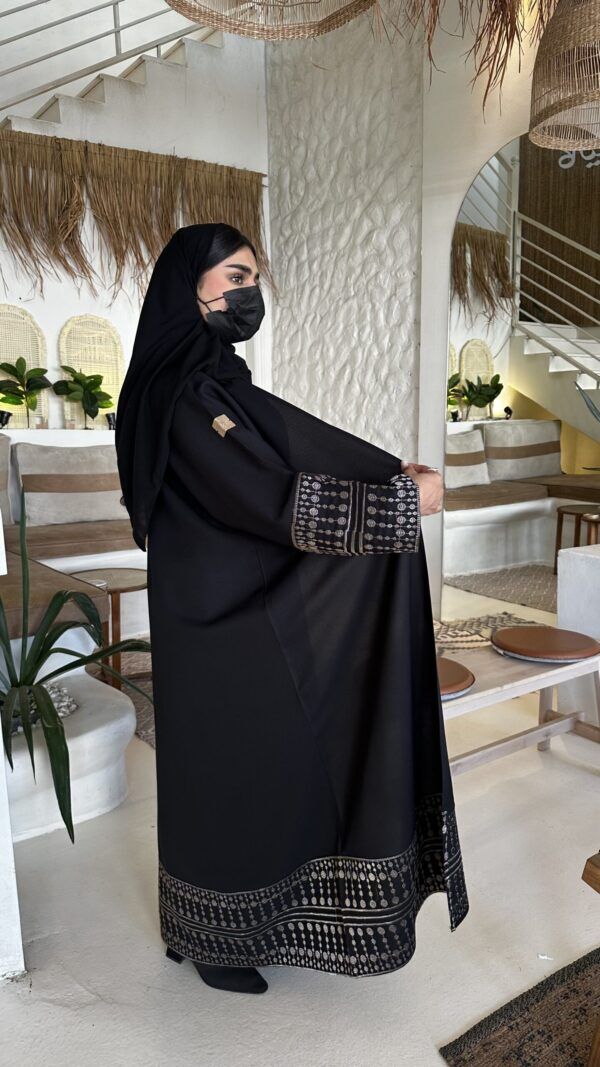 ⁦عبايه مطرزه من اكمام اسفل بلون النحاسي⁩ - الصورة ⁦3⁩