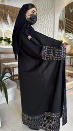 ⁦عبايه مطرزه من اكمام اسفل بلون النحاسي⁩ - الصورة ⁦2⁩