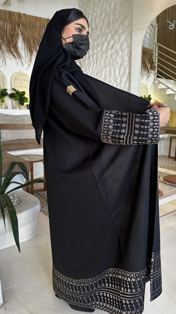 ⁦عبايه مطرزه من اكمام اسفل بلون النحاسي⁩ - الصورة ⁦2⁩