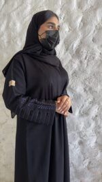 ⁦عبايه بشك سندس مزينه على اكمام بلون الكحلي⁩ - الصورة ⁦5⁩