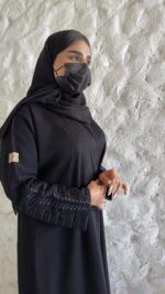 عبايه بشك سندس مزينه على اكمام بلون الكحلي