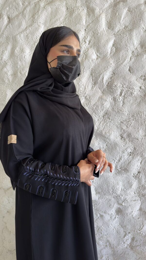 ⁦عبايه بشك سندس مزينه على اكمام بلون الكحلي⁩ - الصورة ⁦6⁩