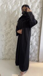 ⁦عبايه بشك سندس مزينه على اكمام بلون الكحلي⁩ - الصورة ⁦7⁩