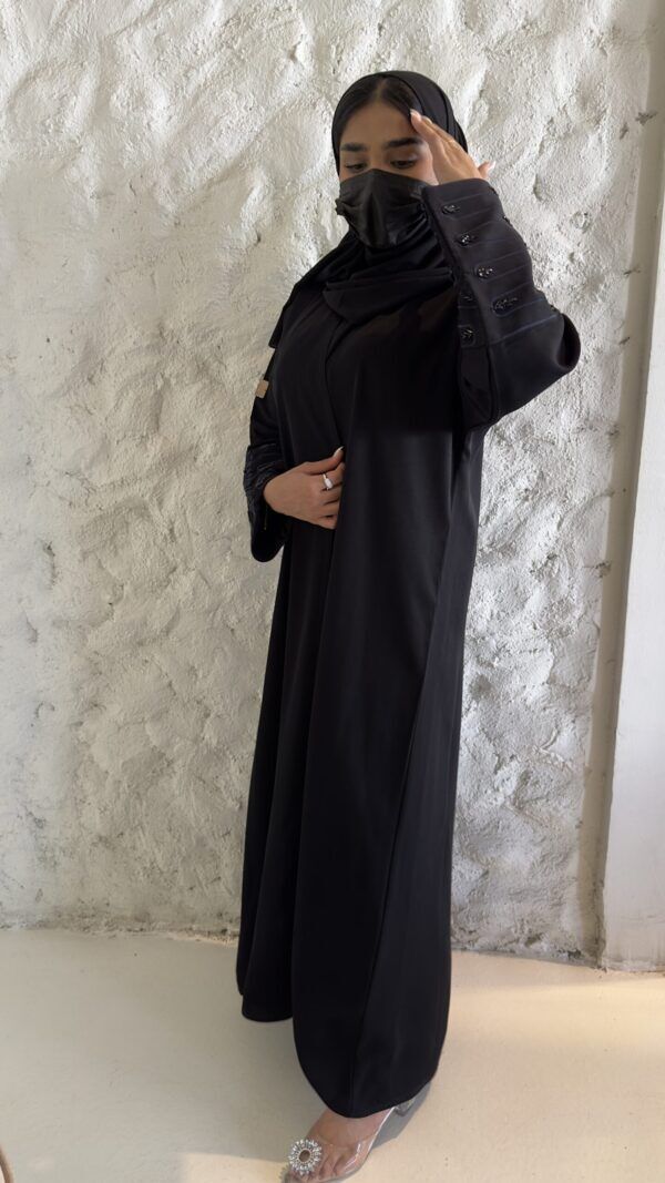 ⁦عبايه بشك سندس مزينه على اكمام بلون الكحلي⁩ - الصورة ⁦7⁩