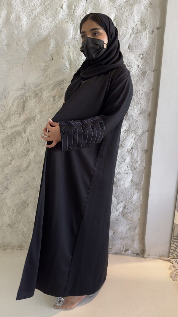 ⁦عبايه بشك سندس مزينه على اكمام بلون الكحلي⁩ - الصورة ⁦8⁩