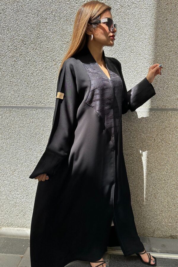 ⁦عبايه كتف منسوجه من امام بقماش جاكار⁩ - الصورة ⁦3⁩