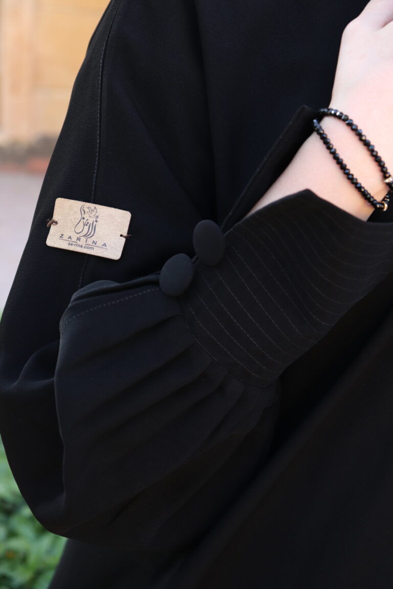 عباية كلوش مقفل من الأمام مزينة بزراير على الأكمام