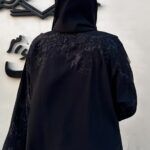 ⁦عبايه كتف مطرزه بالاسود مخفي من اكتاف⁩ - الصورة ⁦2⁩