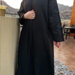 عبايه كتف مطرزه بالاسود مخفي من اكتاف