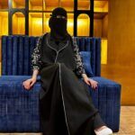 ⁦عبايه بليزر اماراتي مميز و اكمام مطرزه بالابيض⁩ - الصورة ⁦5⁩