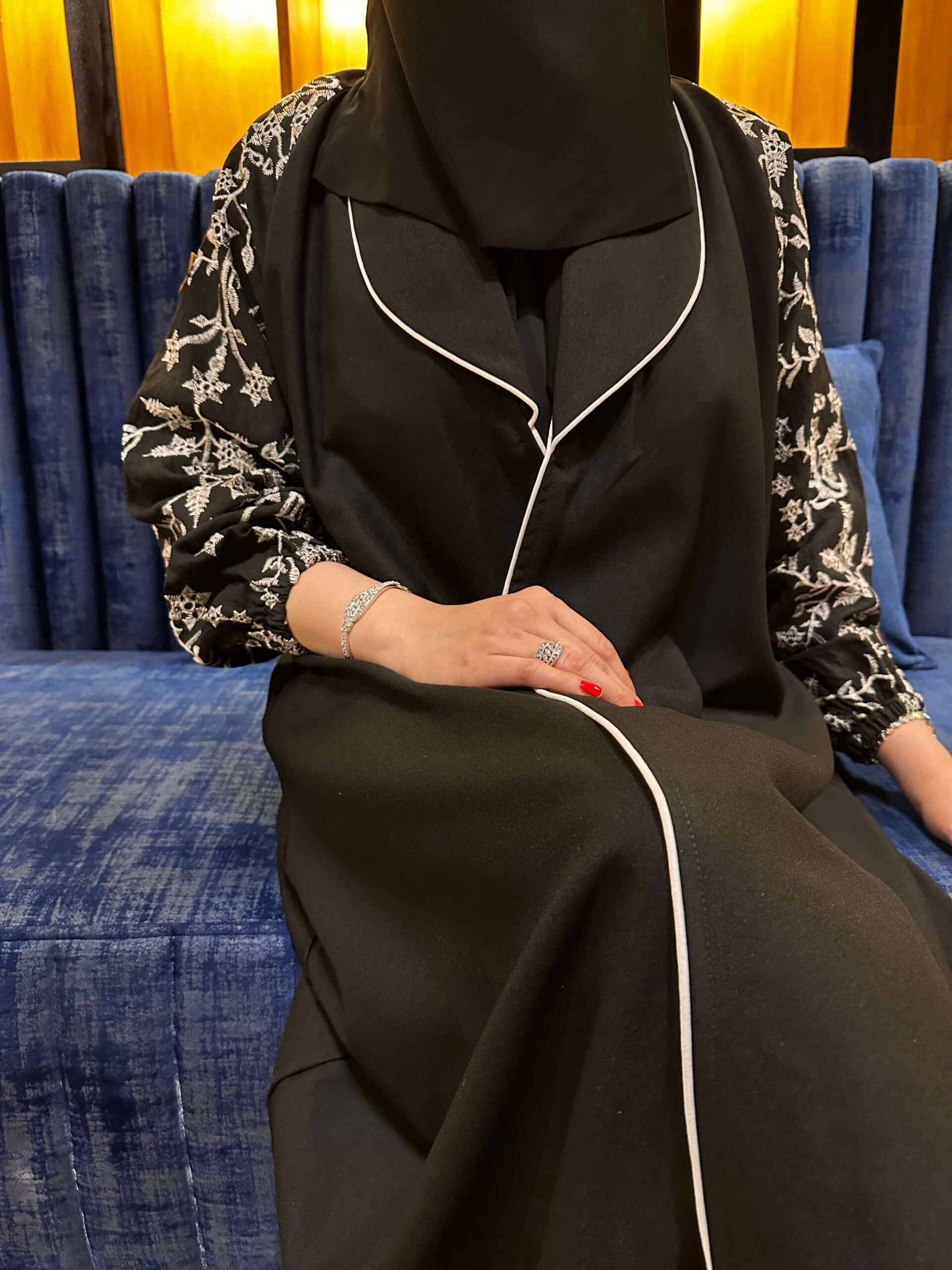 ZA-0245 (5) عبايه بليزر اماراتي مميز و اكمام مطرزه بالابيض - الصورة 1