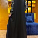 ⁦عبايه بليزر اماراتي مميز و اكمام مطرزه بالابيض⁩ - الصورة ⁦2⁩