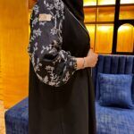 ⁦عبايه بليزر اماراتي مميز و اكمام مطرزه بالابيض⁩ - الصورة ⁦9⁩