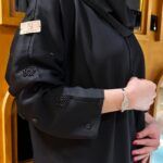 ⁦عبايه بتطريز شك سندس على اكمام و فخمة بلون اسود⁩ - الصورة ⁦4⁩