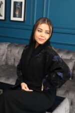 ⁦عبايه بتطريز على الأكتاف بنمط مبتكر⁩ - الصورة ⁦6⁩