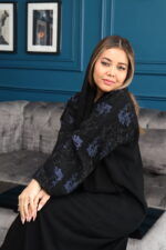 ⁦عبايه بتطريز على الأكتاف بنمط مبتكر⁩ - الصورة ⁦4⁩