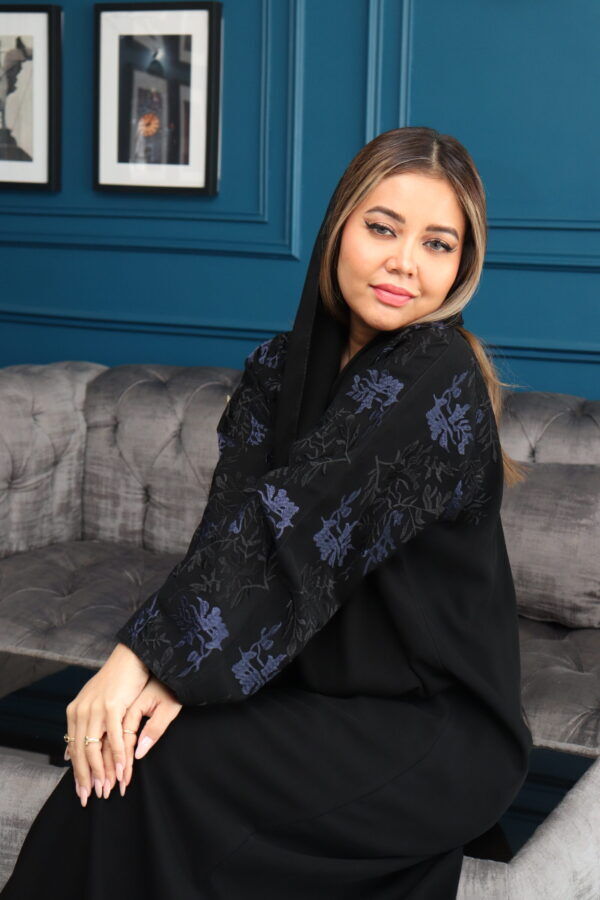 ⁦عبايه بتطريز على الأكتاف بنمط مبتكر⁩ - الصورة ⁦4⁩