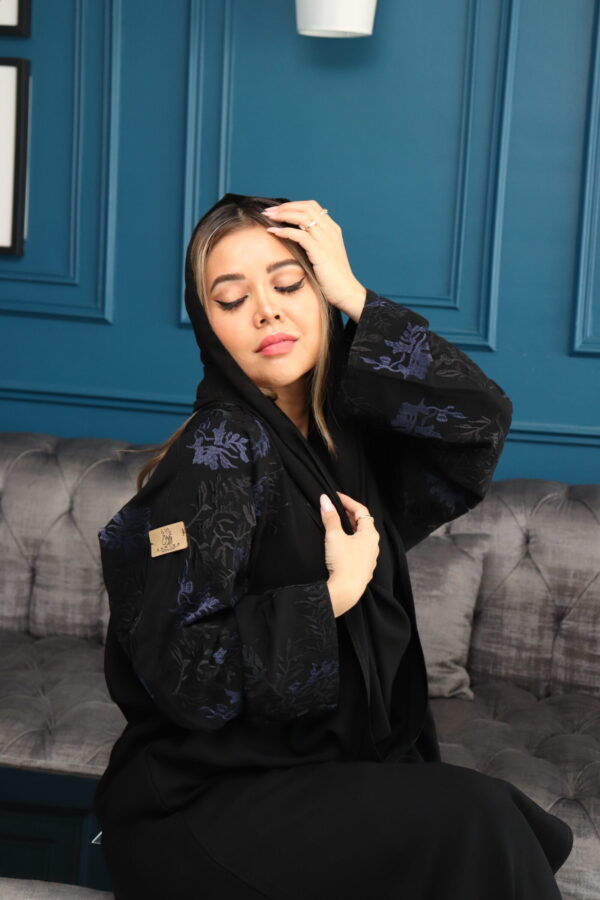 ⁦عبايه بتطريز على الأكتاف بنمط مبتكر⁩ - الصورة ⁦2⁩