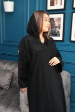 ⁦عبايه بتطريز اسود على اكتاف مبتكره⁩ - الصورة ⁦4⁩