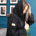 عبايه بتطريز اسود على اكتاف مبتكره