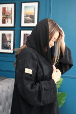 عبايه بتطريز اسود على اكتاف مبتكره