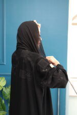 ⁦عبايه بتطريز اسود على اكتاف مبتكره⁩ - الصورة ⁦2⁩