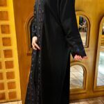 ⁦عبايه كتف مزينة من امام باسلوب مبتكره⁩ - الصورة ⁦3⁩