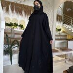 عباية كلوش بتطريز مخفي على الأكمام وأسفل العباية