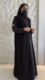 عبايه كريب بأكمام مفصوله بتطريز ترتر مميز