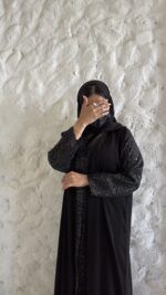 ⁦عبايه كريب بأكمام مفصوله بتطريز ترتر مميز⁩ - الصورة ⁦2⁩