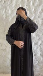 ⁦عبايه كريب بأكمام مفصوله بتطريز ترتر مميز⁩ - الصورة ⁦3⁩