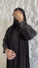 ⁦عبايه كريب بأكمام مفصوله بتطريز ترتر مميز⁩ - الصورة ⁦4⁩